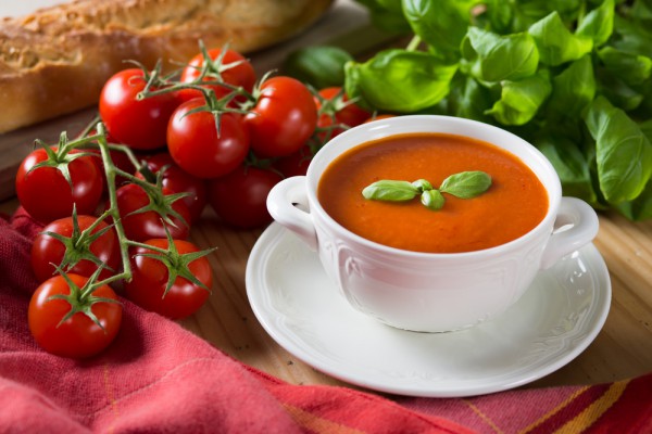Пряный томатный суп с базиликом